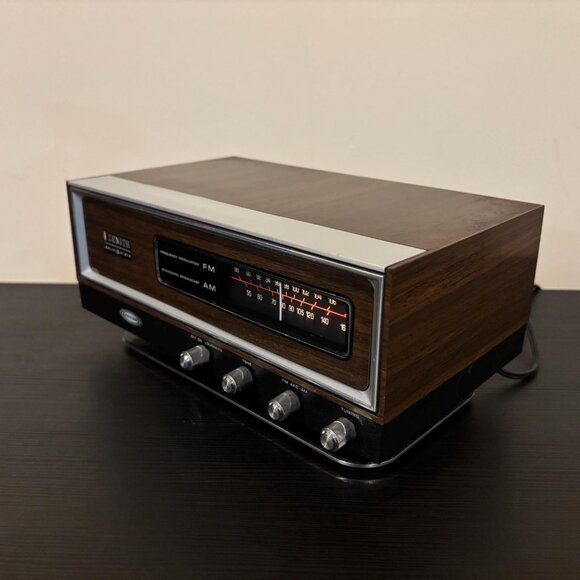 Vintage Zenith K421W AM/FM Solid State Radio – Woodgrain Mid-Century Receiver - Picture 3 of 9